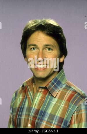 JOHN Ritter in THREE'S COMPANY (1976) unter der Leitung von BILL HOBIN und DAVE POWERS. KREDIT: DLT ENTERTAINMENT LTD. / Album Stockfoto