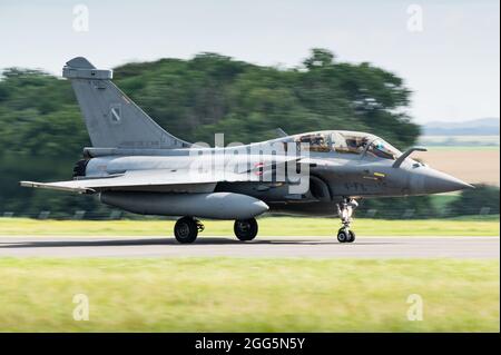 Ein zweisitziger Mehrzweckjäger-Jet der französischen Luftwaffe von Dassault Rafale B. Stockfoto