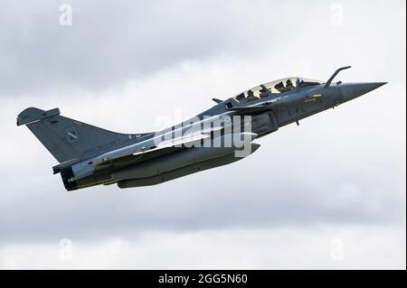 Ein zweisitziger Mehrzweckjäger-Jet der französischen Luftwaffe von Dassault Rafale B. Stockfoto