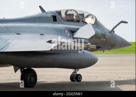 Ein zweisitziger Mehrzweckjäger-Jet der französischen Luftwaffe von Dassault Rafale B. Stockfoto