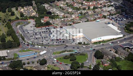 Luftaufnahme von Asda Bradford Superstore Supermarket, Stockfoto