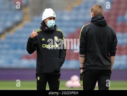 Helder Costa von Leeds United (links) vor dem Premier League-Spiel in Turf Moor, Burnley. Bilddatum: Sonntag, 29. August 2021. Stockfoto