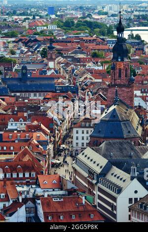 Die Altstadt von Heidelberg mit der Fußgängerzone und der Kirche des Heiligen Geistes. Blick vom Schloss am Abend. Deutschland. Stockfoto