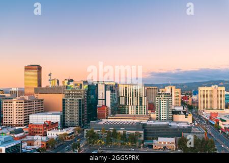 Adelaide, Südaustralien - 5. Juni 2020: Skyline von Adelaide City bei Sonnenuntergang in Richtung der Adelaide Hills Stockfoto