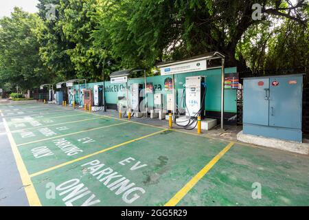 Ansicht der Ladestationen für Elektrofahrzeuge, EV-Ladestation im Zentrum von Delhi. Stockfoto