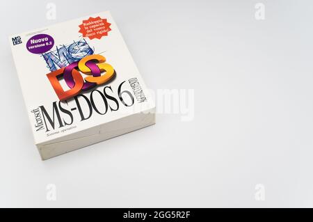 MS DOS PC-Betriebssystem-Box von Microsoft auf weißem Hintergrund mit Textraum Stockfoto
