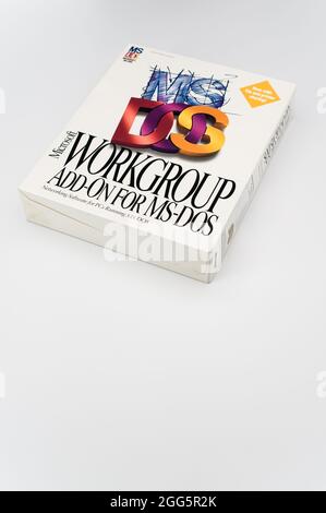 MS DOS PC-Betriebssystem-Box von Microsoft auf weißem Hintergrund mit Textraum Stockfoto