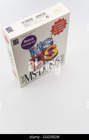 MS DOS PC-Betriebssystem-Box von Microsoft auf weißem Hintergrund mit Textraum Stockfoto