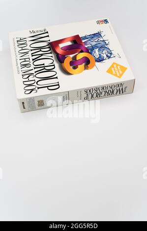 MS DOS PC-Betriebssystem-Box von Microsoft auf weißem Hintergrund mit Textraum Stockfoto