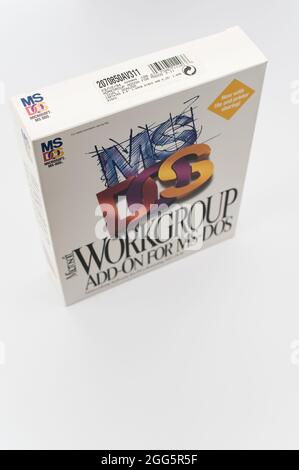 MS DOS PC-Betriebssystem-Box von Microsoft auf weißem Hintergrund mit Textraum Stockfoto