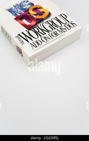 MS DOS PC-Betriebssystem-Box von Microsoft auf weißem Hintergrund mit Textraum Stockfoto