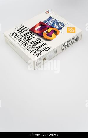 MS DOS PC-Betriebssystem-Box von Microsoft auf weißem Hintergrund mit Textraum Stockfoto