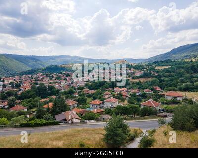 Luftaufnahme der historischen Stadt Klisura, Region Plovdiv, Bulgarien Stockfoto