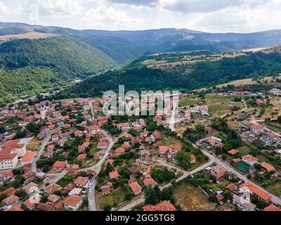 Luftaufnahme der historischen Stadt Klisura, Region Plovdiv, Bulgarien Stockfoto