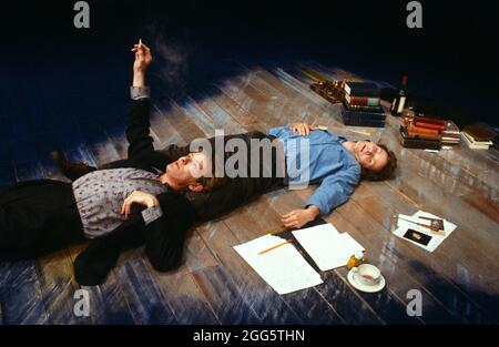 l-r: Bill Nighy (Julian), Karl Johnson (Stephen) in MEAN TEARS Geschrieben & Regie von Peter Gill am Cottesloe Theatre, National Theatre (NT), London SE1 22/07/1987 Design: Alison Chitty Beleuchtung: Stephen Wentworth Stockfoto