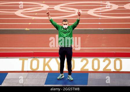 Jason Smyth, Irlands Republik, erhält seine Goldmedaille für die 100 m - T13 der Männer während der Leichtathletik im Olympiastadion am fünften Tag der Paralympischen Spiele in Tokio 2020 in Japan. Bilddatum: Sonntag, 29. August 2021. Stockfoto