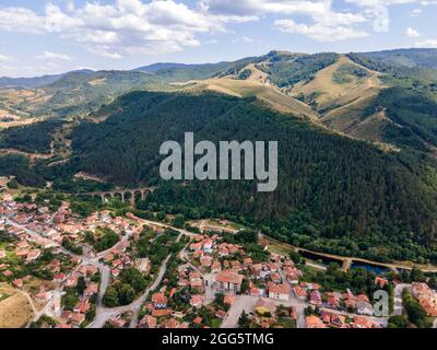 Luftaufnahme der historischen Stadt Klisura, Region Plovdiv, Bulgarien Stockfoto