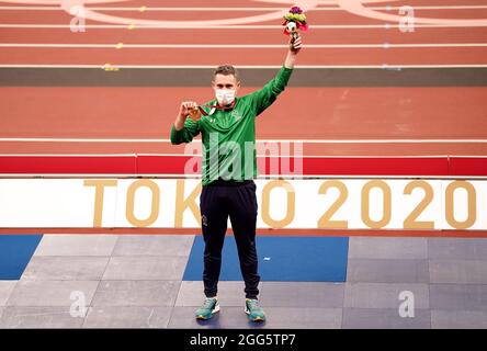 Jason Smyth, Irlands Republik, erhält seine Goldmedaille für die 100 m - T13 der Männer während der Leichtathletik im Olympiastadion am fünften Tag der Paralympischen Spiele in Tokio 2020 in Japan. Bilddatum: Sonntag, 29. August 2021. Stockfoto