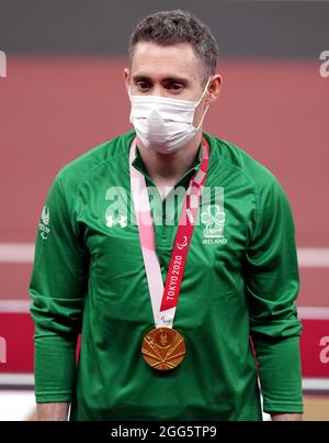 Jason Smyth, Irlands Republik, erhält seine Goldmedaille für die 100 m - T13 der Männer während der Leichtathletik im Olympiastadion am fünften Tag der Paralympischen Spiele in Tokio 2020 in Japan. Bilddatum: Sonntag, 29. August 2021. Stockfoto