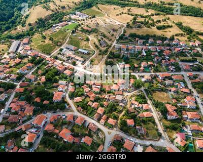 Luftaufnahme der historischen Stadt Klisura, Region Plovdiv, Bulgarien Stockfoto