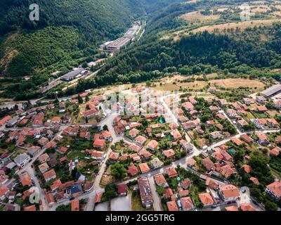 Luftaufnahme der historischen Stadt Klisura, Region Plovdiv, Bulgarien Stockfoto