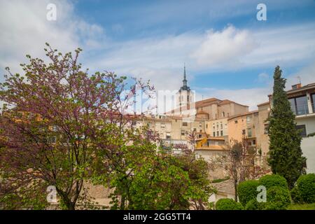 Kirche und Dorf. Colmenar de Oreja, Provinz Madrid, Spanien. Stockfoto