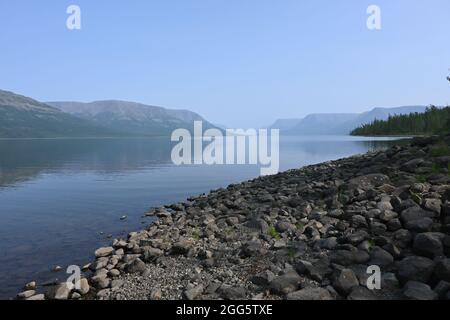 Putorana Plateau. Nebel auf einem Bergsee. Wasserlandschaft in einem nebligen Dunst. Stockfoto