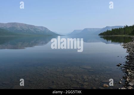 Putorana Plateau. Nebel auf einem Bergsee. Wasserlandschaft in einem nebligen Dunst. Stockfoto