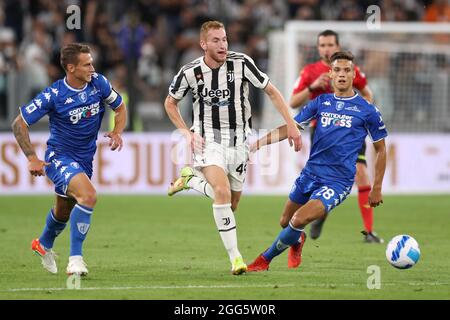 Turin, Italien, 28. August 2021. Dejan Kulusevski von Juventus tritt gegen Leo Stulac und Samuele Ricci vom FC Empoli während des Serie-A-Spiels im Allianz-Stadion in Turin an. Bildnachweis sollte lauten: Jonathan Moscrop / Sportimage Stockfoto