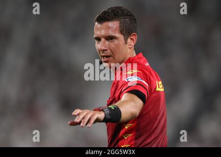 Turin, Italien, 28. August 2021. Der Schiedsrichter Davide Ghersini reagiert während des Serie-A-Spiels im Allianz-Stadion in Turin. Bildnachweis sollte lauten: Jonathan Moscrop / Sportimage Stockfoto