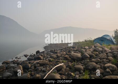 Putorana Plateau. Nebel auf einem Bergsee. Wasserlandschaft in einem nebligen Dunst. Stockfoto