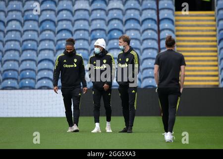 Turf Moor, Burnley, Lancashire, Großbritannien. August 2021. Premier League Football, Burnley gegen Leeds United: Spieler aus Leeds inspizieren den Platz vor dem Spiel Credit: Action Plus Sports/Alamy Live News Stockfoto