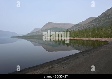 Putorana Plateau. Nebel auf einem Bergsee. Wasserlandschaft in einem nebligen Dunst. Stockfoto