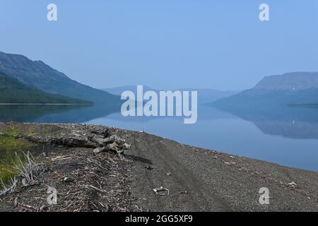 Putorana Plateau. Nebel auf einem Bergsee. Wasserlandschaft in einem nebligen Dunst. Stockfoto