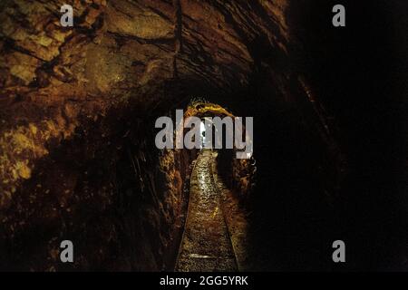 Tunnel mit Bahngleisen bei der Sygun Copper Mine, Snowdonia, Wales, Großbritannien Stockfoto