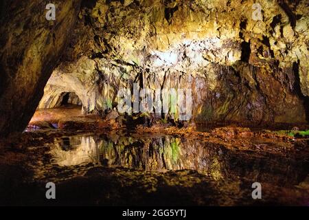 Stalaktiten und Stalagmiten in einer Höhle der Sygun Copper Mine, Snowdonia, Wales, Großbritannien Stockfoto