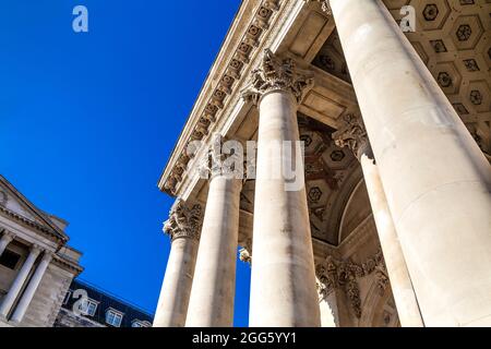 Außenansicht des Royal Exchange-Gebäudes in der Bank, ehemaliges Handelszentrum, jetzt eine Einkaufspassage, City of London, Großbritannien Stockfoto