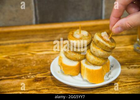 Champiñones a la plancha, traditioneller Pincho aus gegrillten Pilzen. Logroño, La Cário, Spanien. Stockfoto