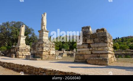 Tritonstatuen vor dem Odeon von Agrippa auf der antiken Agora in Athen, Griechenland Stockfoto