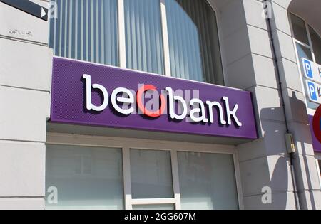 AALST, BELGIEN, 25. AUGUST 2021: Außenansicht einer Einzelhandelsfiliale der „beobank“. Beobank ist eine belgische Bank, die früher als Citibank bekannt war. Illustrative Bearbeitung Stockfoto