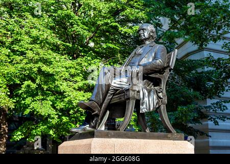 Statue des amerikanischen Philanthropen George Peabody von William Wetmore Geschichte vor der Royal Exchange, Bank, London, Großbritannien Stockfoto