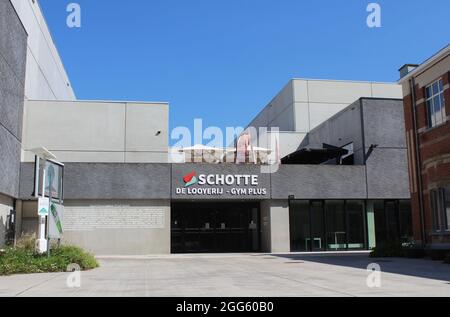 AALST, BELGIEN, 25. AUGUST 2021: Außenansicht des Sportkomplexes „Schotte“ in Erembodegem, Aalst. Der Komplex ist das Zentrum für eine große Anzahl von s Stockfoto