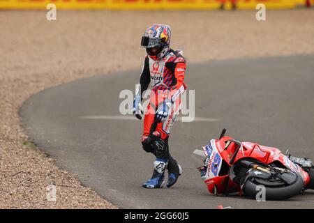 Jorge Martin von Pramac Racing stürzt beim Monster Energy British Grand Prix MotoGP auf dem Silverstone Circuit, Towcester, England, vom 27. Bis 29. August 2021 ab. Foto von Ian Hopgood. Stockfoto