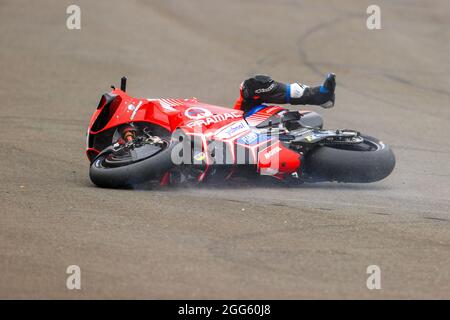 Jorge Martin von Pramac Racing stürzt beim Monster Energy British Grand Prix MotoGP auf dem Silverstone Circuit, Towcester, England, vom 27. Bis 29. August 2021 ab. Foto von Ian Hopgood. Stockfoto