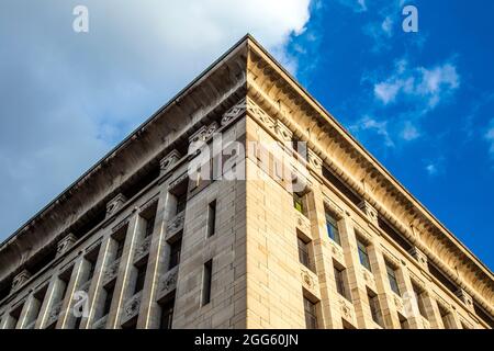 Grade II denkmalgeschütztes Bürogebäude Adelaide House Grade II von London Bridge im Art déco-Stil mit ägyptischem Einfluss, London, Großbritannien Stockfoto