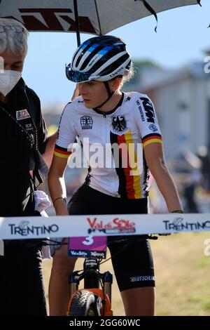 Commezzadura, Italien. August 2021. (3) - Ronja Eibl (Deutschland) während der UCI MTB Weltmeisterschaft - Cross Country - Frauen U23 Rennen, MTB - Mountainbike in Commezzadura, Italien, August 28 2021 Quelle: Unabhängige Fotoagentur/Alamy Live News Stockfoto