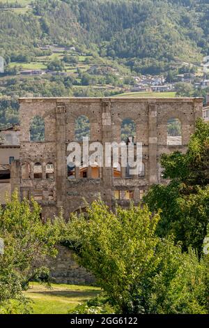 Vertikale Ansicht des antiken römischen Theaters im historischen Zentrum von Aosta, Italien Stockfoto