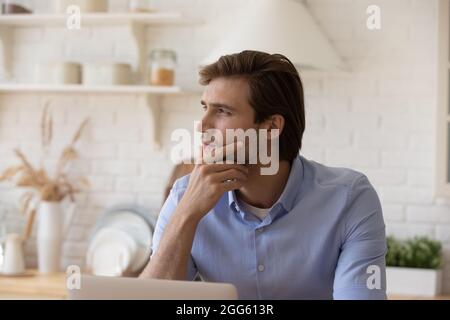 Nachdenklicher junger Geschäftsmann erwägt eine Problemlösung. Stockfoto