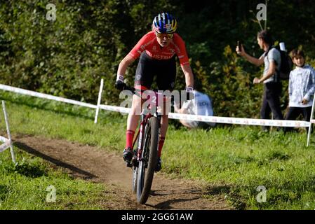 Commezzadura, Italien. August 2021. (2) - Laura Stigger (Österreich) während der UCI MTB Weltmeisterschaft - Cross Country - Frauen U23 Rennen, MTB - Mountainbike in Commezzadura, Italien, August 28 2021 Quelle: Unabhängige Fotoagentur/Alamy Live News Stockfoto