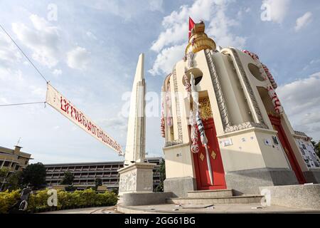 Bangkok, THAILAND - 18. August 2021: Pro-demokratische Demonstranten, "Thalufah", versammeln sich am Democracy Monument für politische symbolische Äußerungen und Proteste. Stockfoto